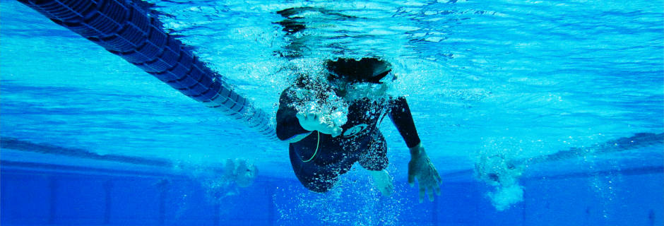 Bilde av: En som svømmer under vann